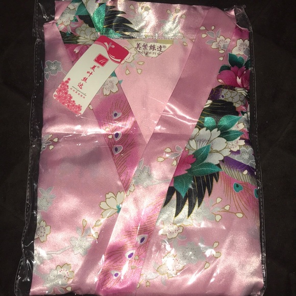 🌺BNWOT soft pink silk kimono special for wedding - Picture 6 of 6